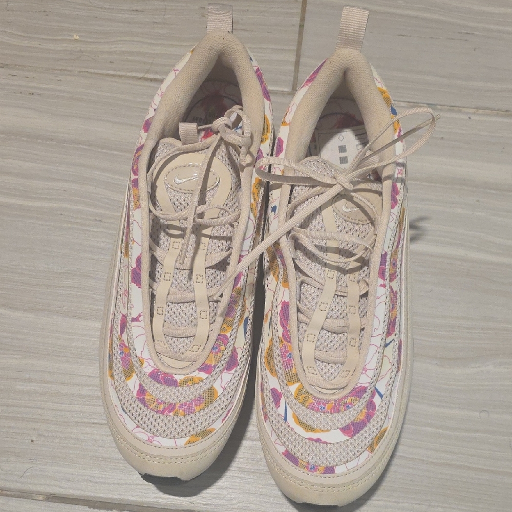 Nike Women's Beige and Multicolor Sneakers